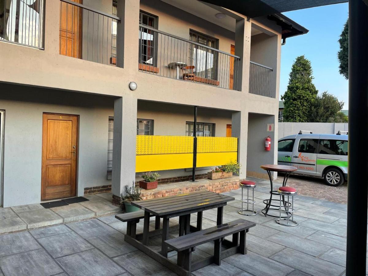 Africa Footprints Lodge ケンプトンパーク エクステリア 写真