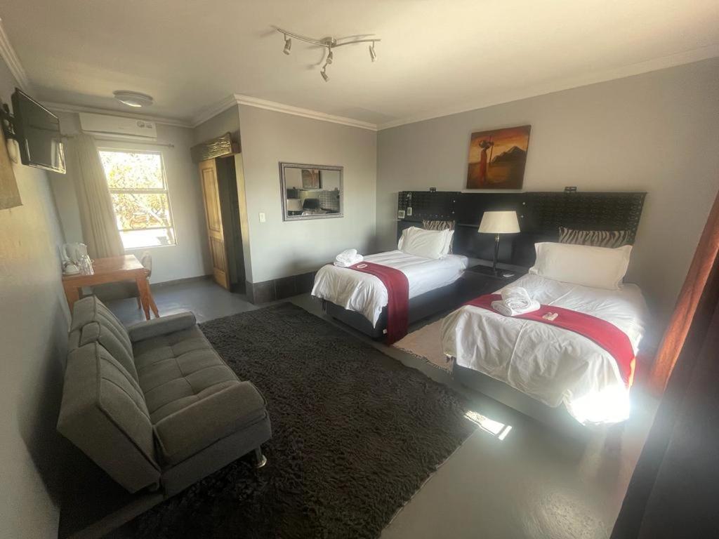 Africa Footprints Lodge ケンプトンパーク エクステリア 写真
