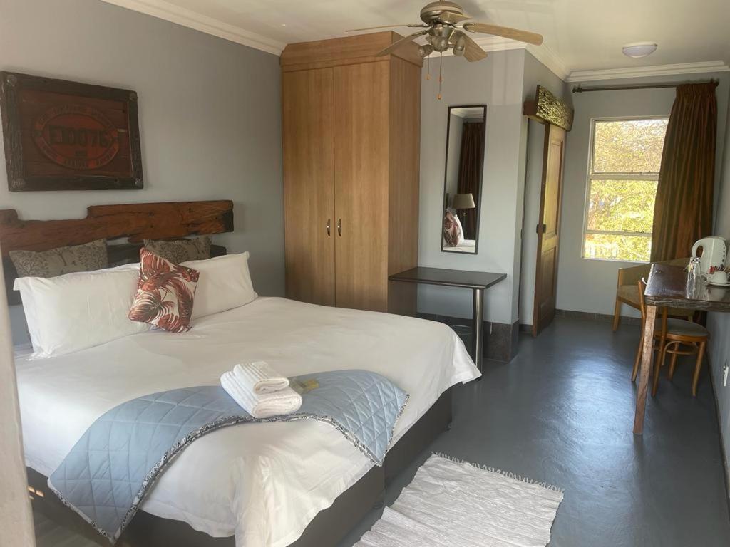 Africa Footprints Lodge ケンプトンパーク エクステリア 写真